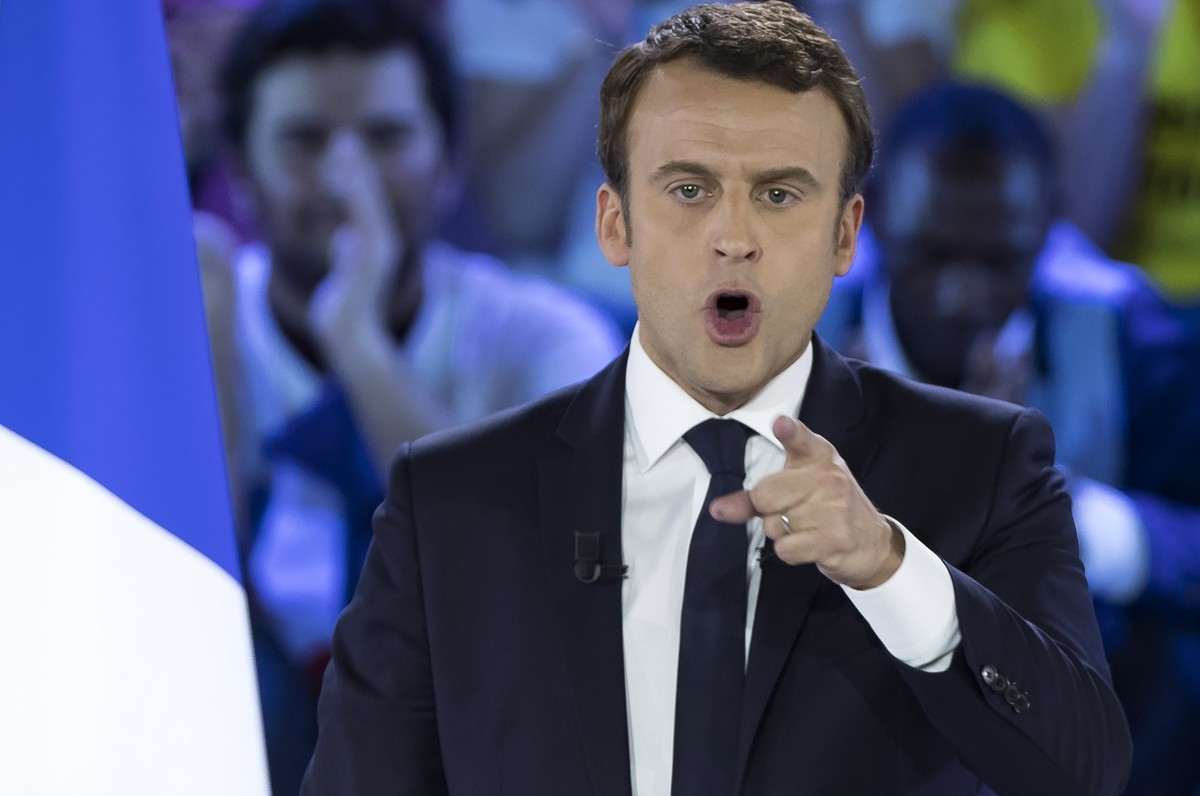 epa05939377 French presidential election candidate for the 'En Marche!' (Onwards!) political movement, Emmanuel Macron delivers his speech during a rally in Paris, France, 01 May 2017. Far-r ...