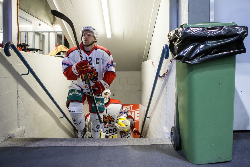 Biels Mathieu Tschantre und Biels Torhueter Elien Paupe, von links, waehrend dem Swiss Ice Hockey Cup 1/8 Final zwischen dem EHC Olten und dem EHC Biel-Bienne am Sonntag, 22. Oktober 2017, im Stadion  ...