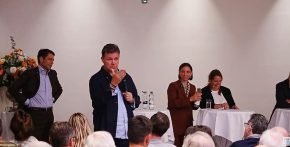 Happige Aussagen: Alfred Gantner spricht an einer Veranstaltung der FDP Schwyz in Brunnen.