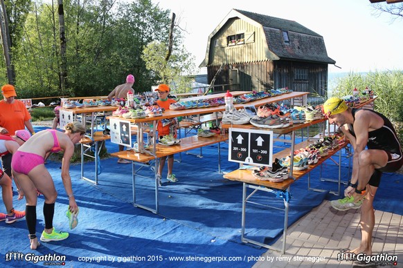 AARAU, 12.07.2015 - Schuhpark beim Wechsel von der 1. Velostrecke auf die Schwimmstrecke und zurueck auf die 2. Velostrecke am Gigathlon 2015 am Historic Sunday beim Schloss Hallwyl. 

copyright by  ...