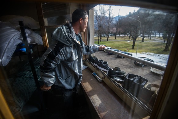 Der tunesische Asylbewerber Saidi Mohsen schaut aus dem Fenster der ehemaligen Kaserne in Losone, fotografiert waehrend eines Medienrundgangs am Freitag, 30. Januar 2015. Das Bundeszentrum fuer Asylsu ...