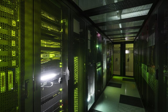 Server-Racks mit Gittertuer und Status-LED-Laempchen in einem gekuehlten und beluefteten Serverraum im Digital Realty Datacenter ZUR1, fotografiert am Dienstag, 18. Oktober 2022 in Opfikon-Glattbrugg, ...