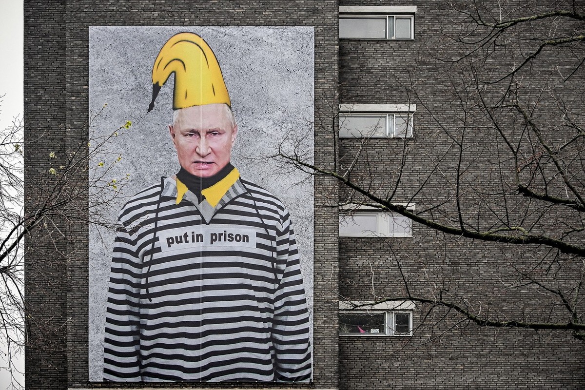 L'artiste allemand, Thomas Baumgaertel, a peint Poutine dans un costume de prisonnier. EPA/SASCHA STEINBACH