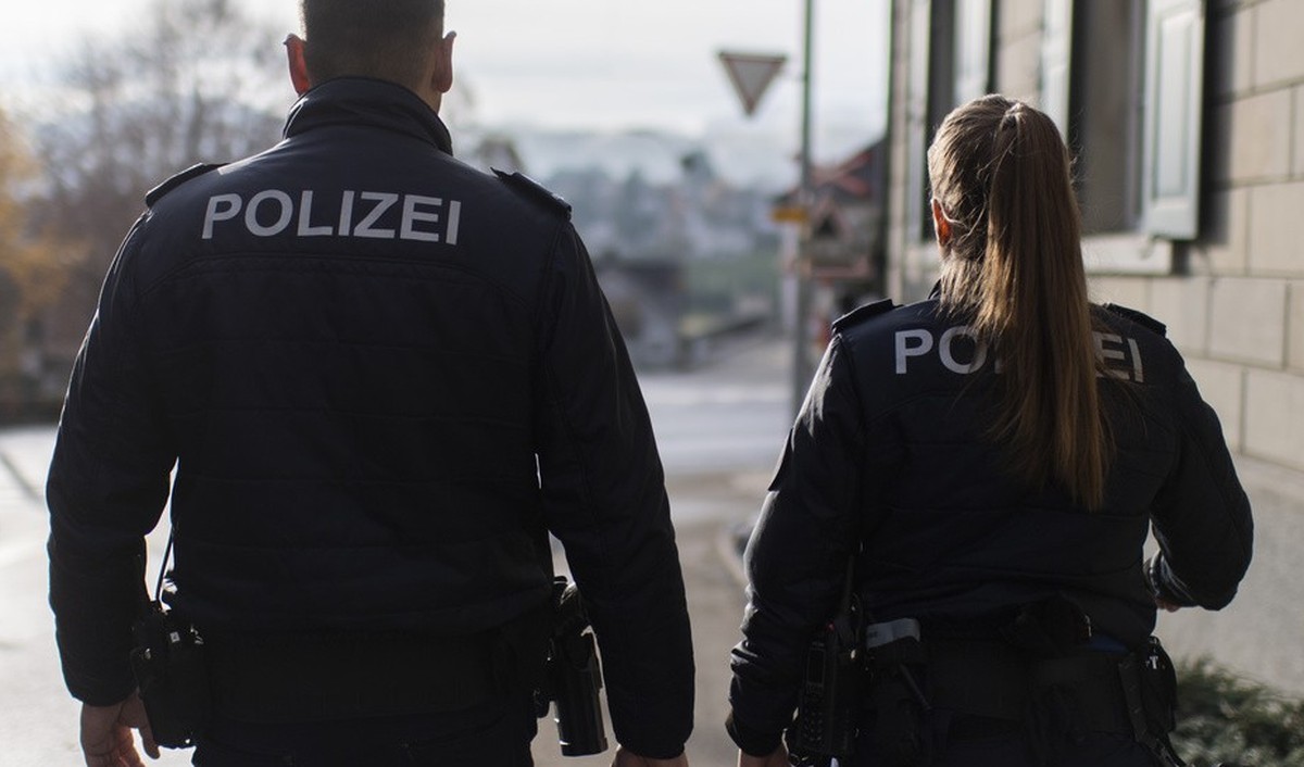 [Editor's note: gestellte Szene] Beamten der Kantonspolizei Appenzell Ausserrhoden auf Fusspatrouille, aufgenommen am Donnerstag, 18. November 2021, in Teufen. (KEYSTONE/Gian Ehrenzeller)