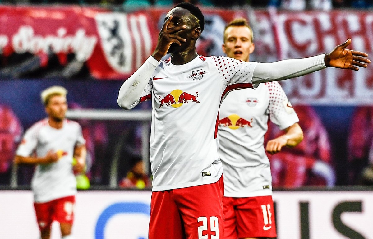 epa06208945 Leipzig's Jean-Kevin Augustin celebrates after scoring the 2-1 lead during the German Bundesliga soccer match between RB Leipzig and Borussia Moenchengladbach in Leipzig, Germany, 16  ...