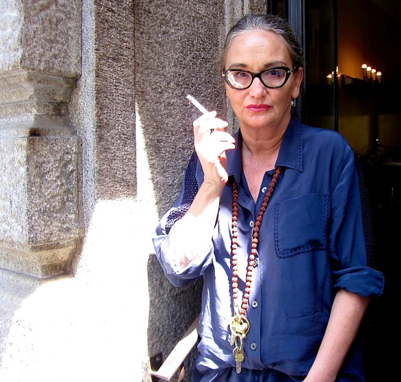 Endlich rauchen: Katja Früh vor der Sport Bar.