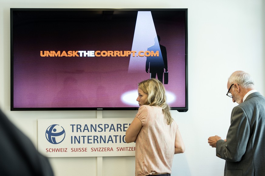 Eric Martin, Praesident Transparency International Switzerland, rechts, und andere Mitglieder starten die Kampagne &quot;Unmask the Corrupt&quot; am Dienstag, 2. September 2014, in Bern. (KEYSTONE/Pet ...