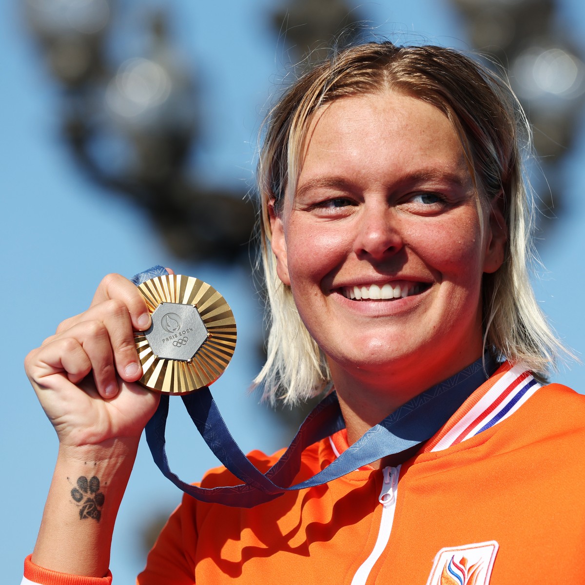 epa11535593 Gold Medalist Sharon Van Rouwendaal of Netherlands poses for photos with her medal following the Women's 10km Marathon Swimming final of the Marathon Swimming competitions in the Pari ...