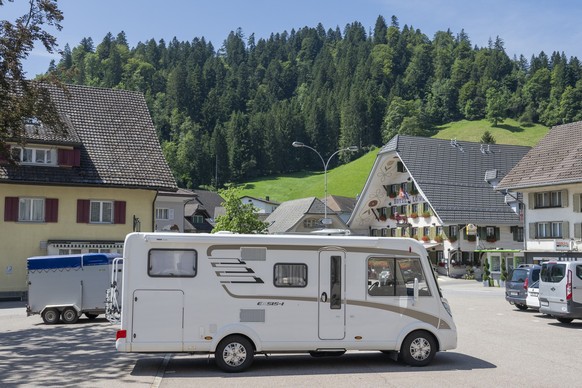 Ein Wohnmobil oder Camper ist auf einem oeffentlichen Parkplatz parkiert, im Dorfzentrum von Escholzmatt im Entlebuch im Kanton Luzern am Dienstag, 6. August, 2024. (KEYSTONE/Urs Flueeler).