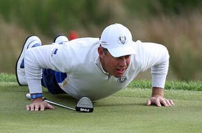 Europas Routinier Lee Westwood gibt auch am zweiten Tag des Ryder-Cups vollen Körpereinsatz.