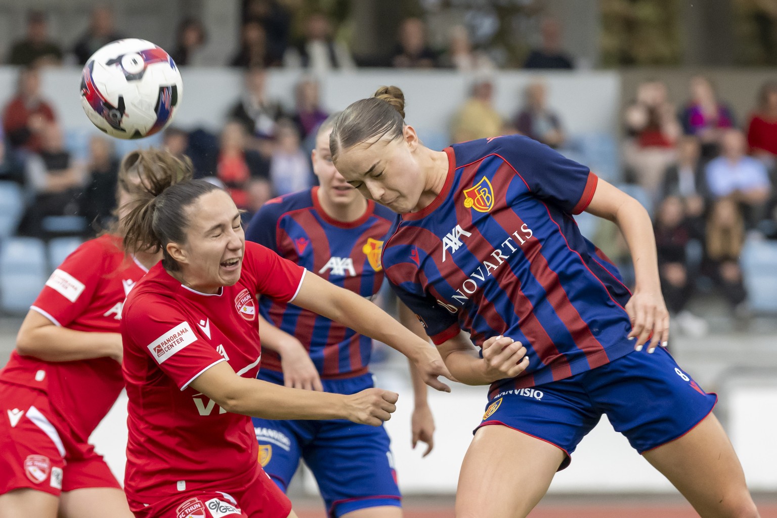 Alisha Heiniger (FCT), links, gegen Lia Kamber (FCB), rechts, im Fussballspiel der Women