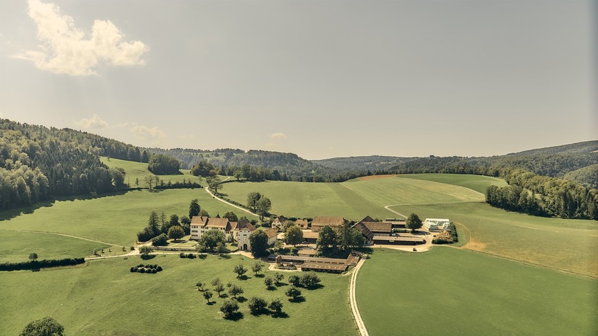 An aerial view of the estate of Löwenburg in the Jura mountains. Wundersame Orte Schweiz Rauszeit