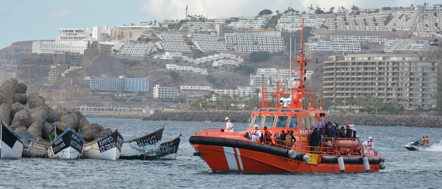 epa08808152 Some of the over 100 migrants arrive at Arguineguin&#039;s port after being rescued by Spanish Salvamento Maritimo as they sailed around the southern part of the island on board of several ...