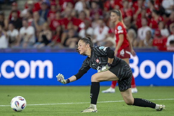 &lt;h3&gt;&lt;strong&gt;Livia Peng, Torhüterin – Note: 4&lt;/strong&gt;&lt;br&gt;Lange ist die neue Schweizer Nummer 1 extrem sicher und pflückt sich die Bälle, doch beim 1:1 kommt ihr Hegerberg zuvor ...