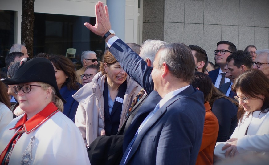 Mit dem abtretenden Mitte-Präsidenten Gerhard Pfister an der offiziellen Wahlfeier von neu gewählten Bundesrat Martin Pfister in Baar, Kanton Zug.