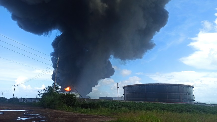 epa10109309 A column of smoke generated by the fire in a fuel depot in Matanzas, Cuba, 06 August 2022. According to a Cuban Presidency report, almost 17 firefighters are missing while battling the fir ...