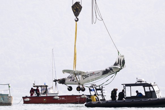 Un avion ICP Savannah S, immatricule F-JLHM, est remorque en dehors du Lac Leman sur une barge de l&#039;entreprise Orlatti lors d&#039;une operation de recuperation par la brigade du lac de le gendar ...