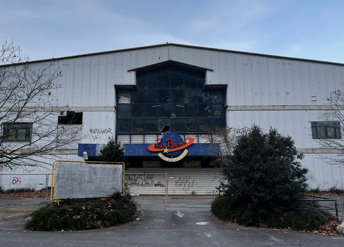 L'ancienne halle du FunPlanet continue de trôner au milieu d'une zone industrielle très fréquentée.