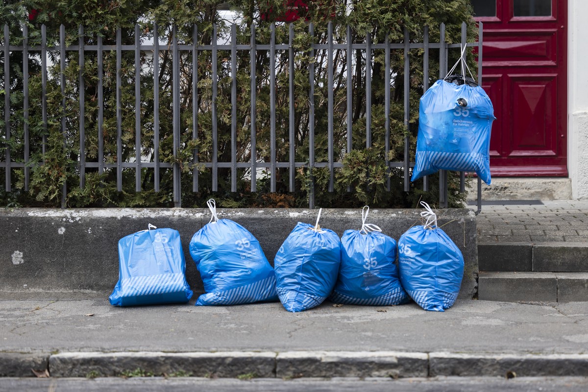 Abfallsaecke stehen am Strassenrand und haengen an einem Zaun im Breitenrain Quartier, am Montag, 10. Februar 2025, in Bern. (KEYSTONE/Peter Klaunzer)