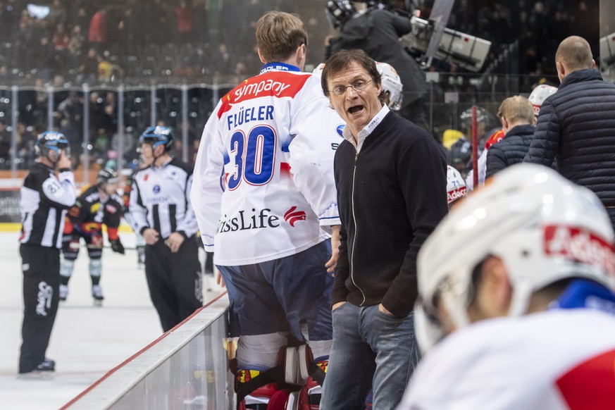 Zuerichs Cheftrainer Arno Del Curto, Mitte, feuert seine Spieler an, im Eishockey Meisterschaftsspiel der National League zwischen dem SC Bern und die ZSC Lions, am Freitag, 1. Maerz 2019 in der Postf ...