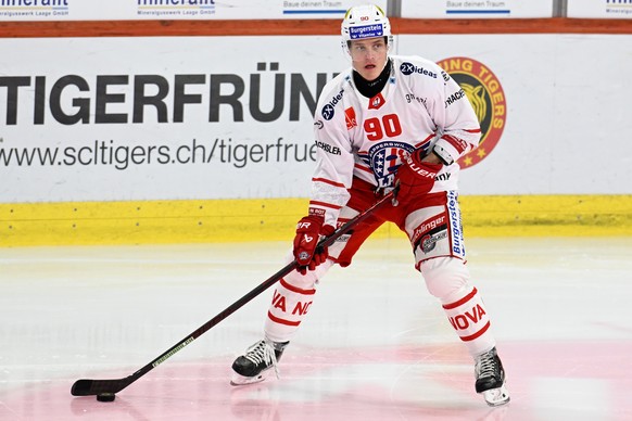Rapperswils Julius Honka, beim Eishockey-Qualifikationsspiel der National League, zwischen den SCL Tigers und den SC Rapperswil - Jona Lakers, am Samstag, 11. Oktober 2025, in der Emmental Versicherun ...