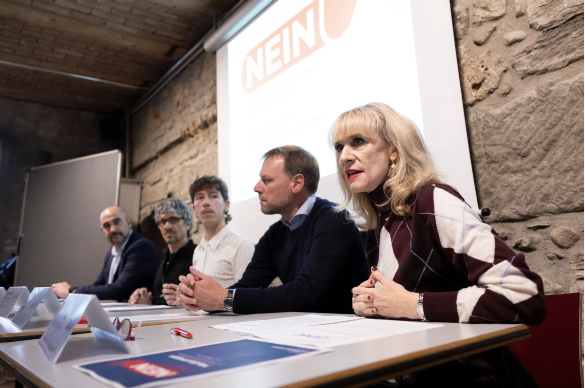 Le comité contre le durcissement du service civil lors de sa conférence de presse d'octobre 2025, avec la conseillère nationale PS/ZH Priska Seiler Graf (à droite) et à côté d'elle le conseiller aux E ...
