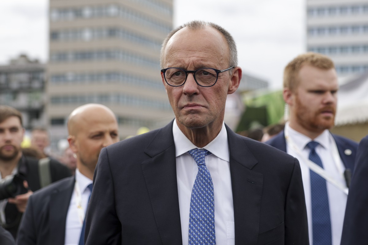epaselect epa12428230 German Chancellor Friedrich Merz looks on during a tour after celebrations for the Day of German Unity 2025 in Saarbruecken, Germany, 03 October 2025. German Unity Day is celebra ...