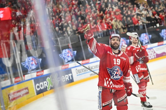 Rapperswiler Andrew Rowe feiert nach dem fuenften Playoff-Viertelfinal Eishockeyspiel der National League zwischen den Rapperswil-Jona Lakers und dem EV Zug, am Freitag, 24. Maerz 2023, in der St. Gal ...