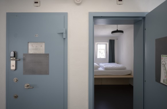 Zimmertueren im Hostel im Sennhof, aufgenommen am Donnerstag, 27. April 2023, in Chur. Das ehemalige Gefaengnis Sennhof wurde umgenutzt. Im &quot;alten&quot; Teil entstanden ein Hostel, Restaurant, ei ...