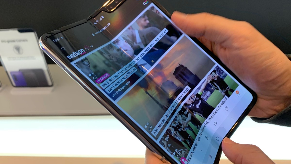 Samsungs Falt-Handy geht nach nur einem Tag kaputt – und das Internet explodiert
Bin grundsätzlich sehr skeptisch, was aufklappbare Gadgets betrifft (siehe Kommentar zum faltbaren iPhone), doch nach d ...