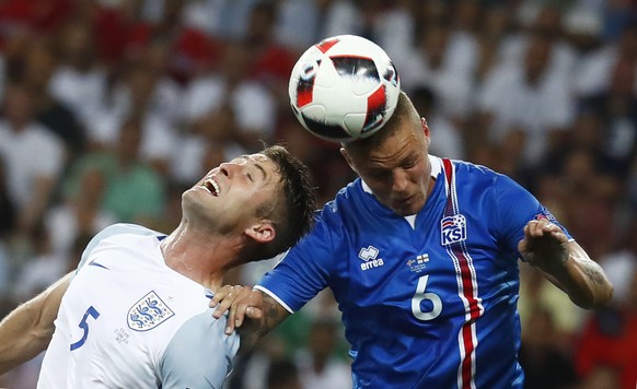 Ragnar Sigurdsson (r.) gewinnt ein Kopfballduell gegen Englands Gary Cahill.