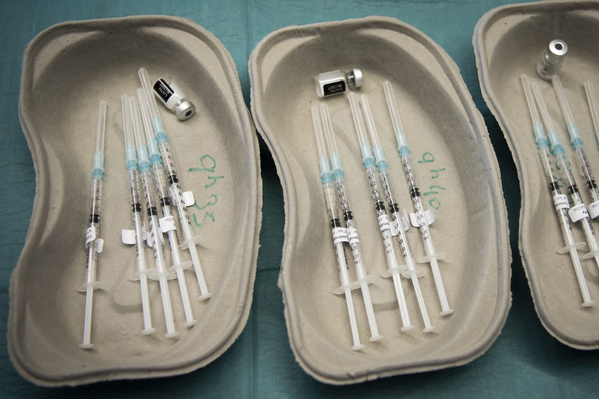 ARCHIVBILD ZUR MELDUNG, DASS DER IMPFSTOFF VON PFIZER/BIONTECH FUER JUGENDLICHE ZWISCHEN 12 UND 15 JAHREN ZUGELASSEN WURDE, AM FREITAG, 4. JUNI 2021 - Une vue sur des seringues et des doses du vaccin  ...