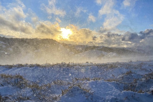 Die Bise blaesst auf derLuederenalp und laesst den Schnee aufwirbeln, am Samstag, 9. Januar 2021 auf der Luederen im Emmental. (KEYSTONE /Marcel Bieri)