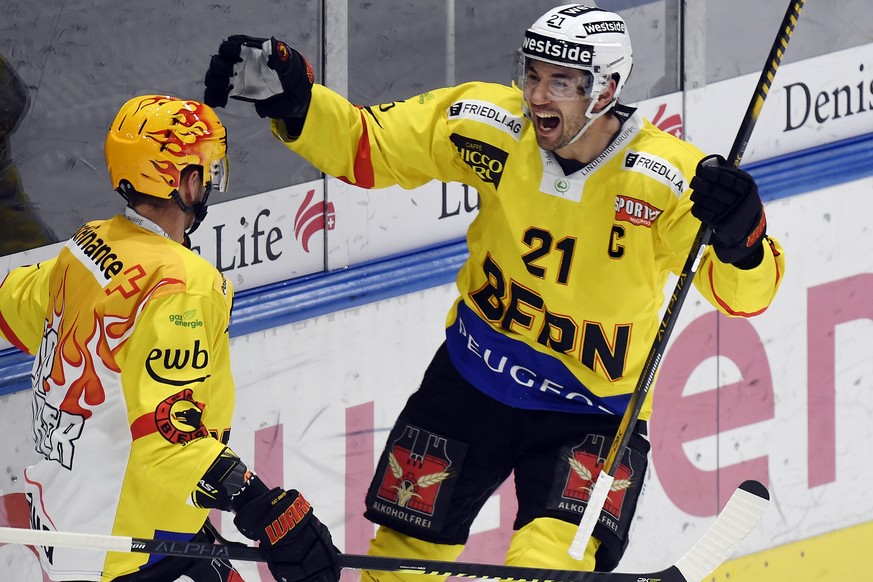 Der Berner Torschuetze Simon Moser jubelt nach dem 4. Tor fuer Bern beim Eishockeyspiel der National League ZSC Lions gegen den SC Bern im Hallenstadion in Zuerich am Samstag, 13. Maerz 2021. (KEYSTON ...