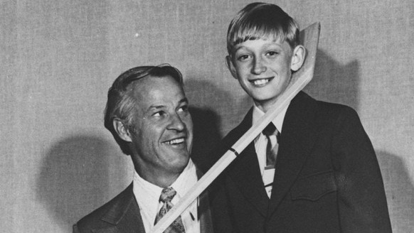 Bis Wayne Gretzky kam, hielt er den Torrekord: Gordie Howe. Das Bild zeigt ein Treffen des elfjährigen Gretzkys mit seinem grossen Idol.