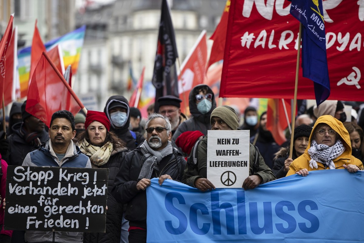 Protestors take part in a rally marking the first anniversary of Russia's invasion of Ukraine, in Zurich, Switzerland, on Saturday, February 25, 2023. (KEYSTONE/Michael Buholzer).