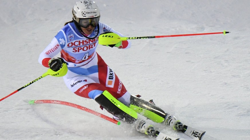 epa06322422 Wendy Holdener of Switzerland in action during the of the Women&#039;s Slalom race at the FIS Alpine Skiing World Cup event in Levi, Finland, 11 November 2017. EPA/KIMMO BRANDT