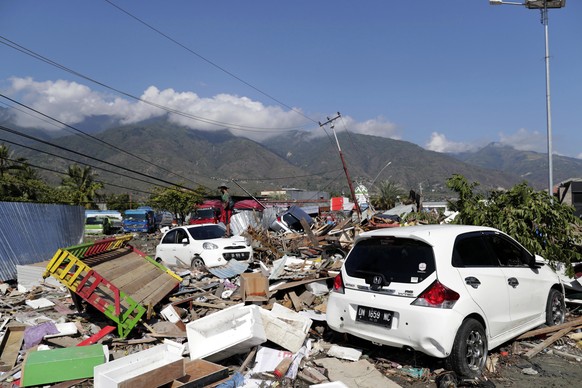 epa07058040 A general view of a tsunami devastated area in Talise beach, Palu, Central Sulawesi, Indonesia, 30 September 2018. According to reports, at least 384 people have died as a result of a seri ...