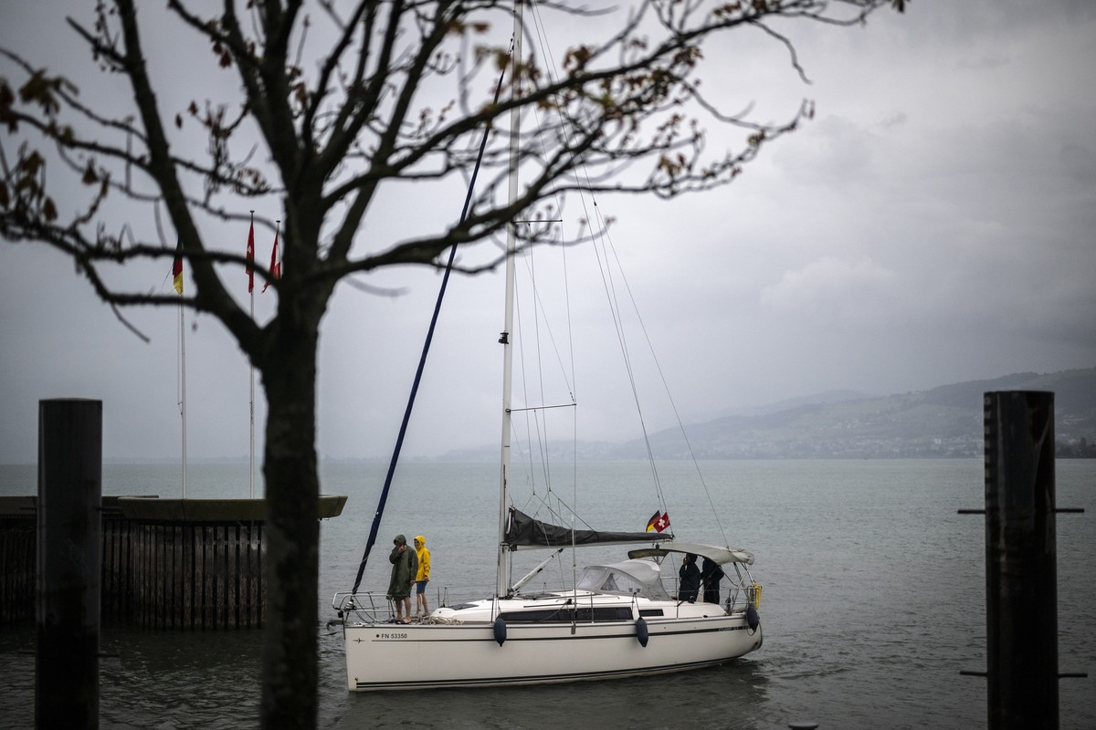 KEYPIX - Ein Boot faehrt durch den Regen, aufgenommen am Montag, 17. August 2026, am Bodensee in Arbon. Nach einer langen Trockenperiode sollen heute nennenswerte Niederschlaege fallen. (KEYSTONE/Gian ...