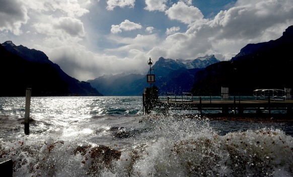 Der Foehn aus dem Urnertal bringt Bewegung in den Urnersee wie hier am Ufer von Brunnen im Kanton Schwyz, am Dienstag, 4. November 2014. Nach dem Foehn wird ein Wetterwechsel mit Kaelte und Regen erwa ...