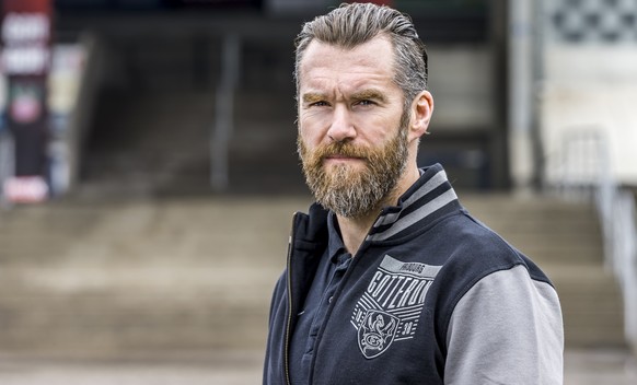 Sportchef Christian Dube posiert nach einer Medienkonferenz des HC Fribourg-Gotteron in Fribourg, am Freitag, 28. April 2017. (KEYSTONE/Thomas Hodel)