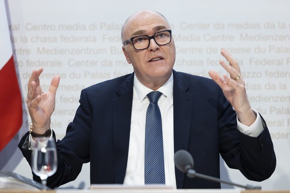 Bundesrat Martin Pfister spricht waehrend einer Medienkonferenz zur Vernehmlassung zur sicherheitspolitischen Strategie der Schweiz und zum weiteren Vorgehen bei der Kampfflugzeugbeschaffung F-35A, am ...