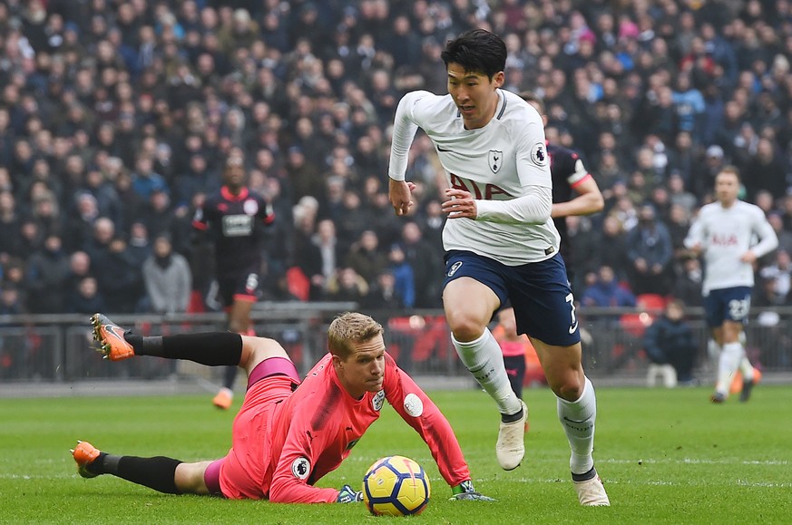 epa06577283 Tottenham&#039;s Heung-Min Son skips past Huddlersfield keeper Jonas Lossi to score a goal during the English Premier League soccer match Tottrenham vs Huddersfield at Wembley Stadium in L ...