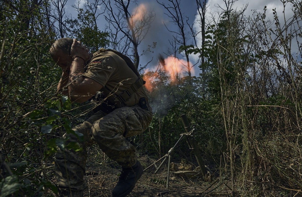 A Ukrainian soldier fires a mortar towards the Russian positions near Bakhmut, Donetsk region, Ukraine, Saturday, Sept. 2, 2023. (AP Photo/Libkos)