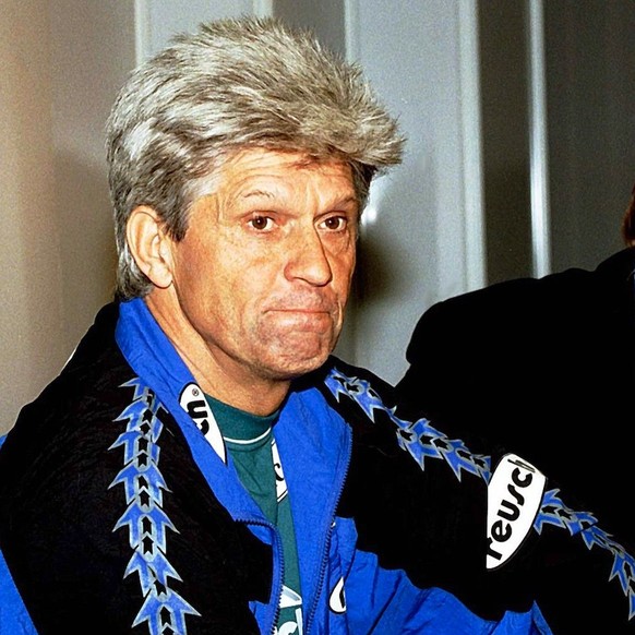 Coach Werner Lorant nachdenklich, Präsident Karl-Heinz Wildmoser mit Zigarette Fußball 1. BL Herren Saison 1997 1998: TSV 1860 München, Löwen Gruppe Olympiastadion München Nachdenklichkeit,