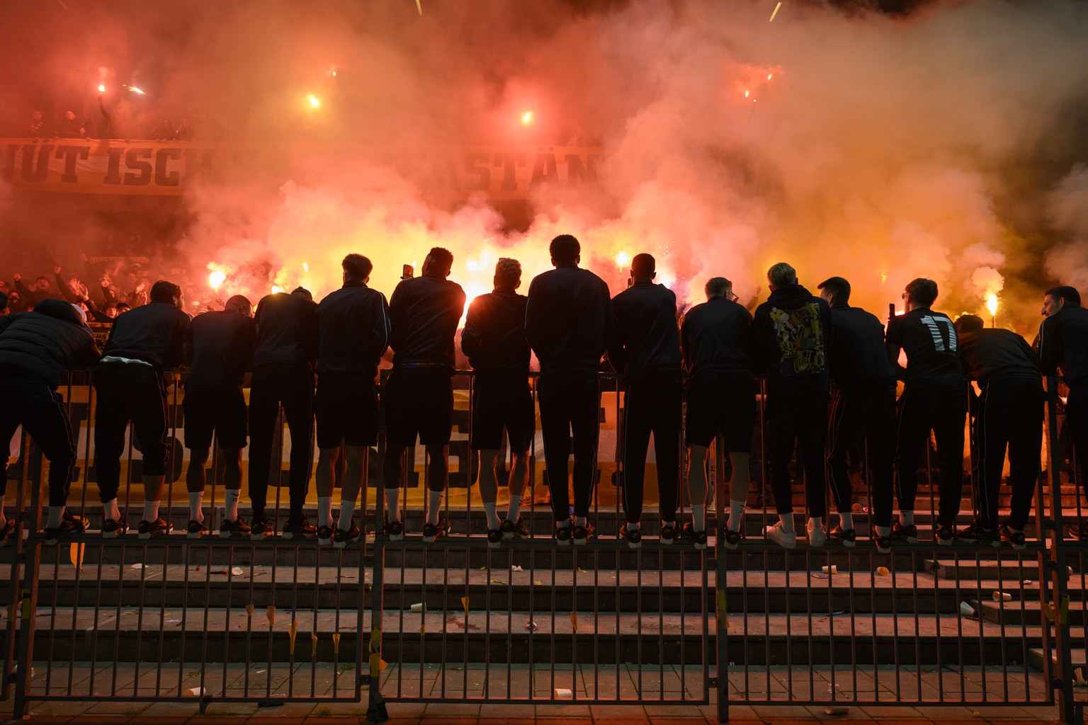 Die Spieler des BSC Young Boys stehen auf der Barriere und feiern mit den Fans, am Dienstag, 21. Mai 2024 nach der Rueckfahrt von Genf im Stadion Wankdorf in Bern. YB hat nach dem 0:1 Sieg gegen Serve ...