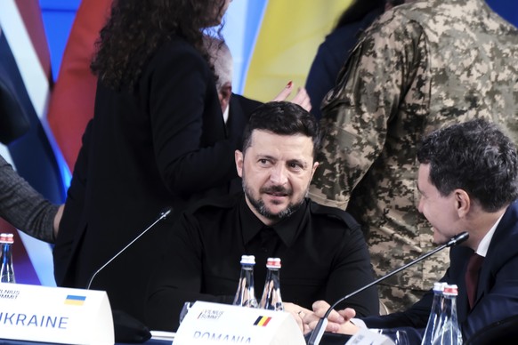epa12150820 Ukraine&#039;s President Volodymyr Zelensky (L) talks to Romania&#039;s President Nicusor Dan (R) during the opening plenary session at the Vilnius Summit of B9 (Bucharest Nine) and Nordic ...