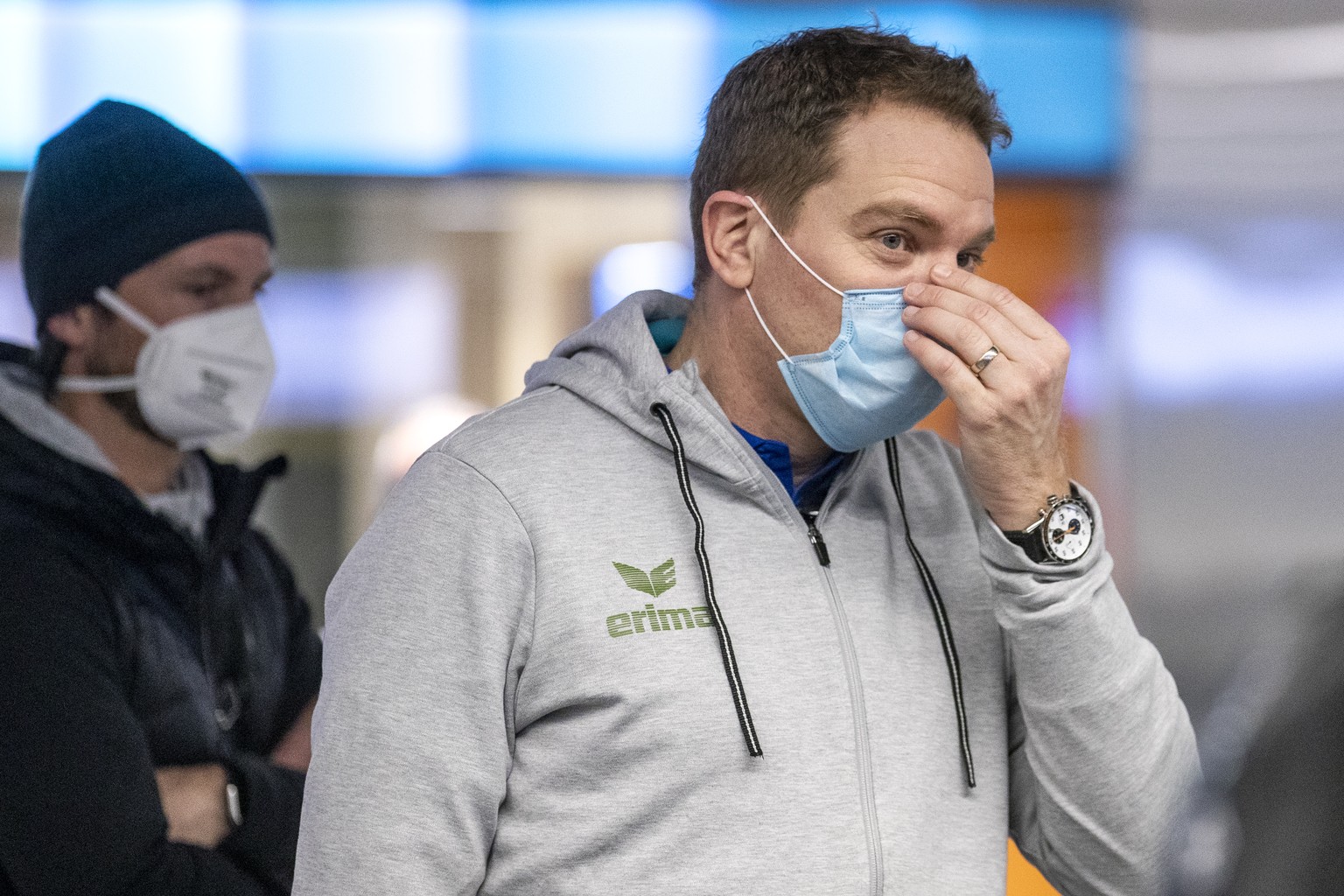 Trainer Michael Suter beim Einchecken am Flughafen Zuerich, aufgenommen am Donnerstag, 14. Januar 2021. Die Schweizer Handball Nationalmannschaft reist nach Aegypten an die Handball Weltmeisterschaft. ...