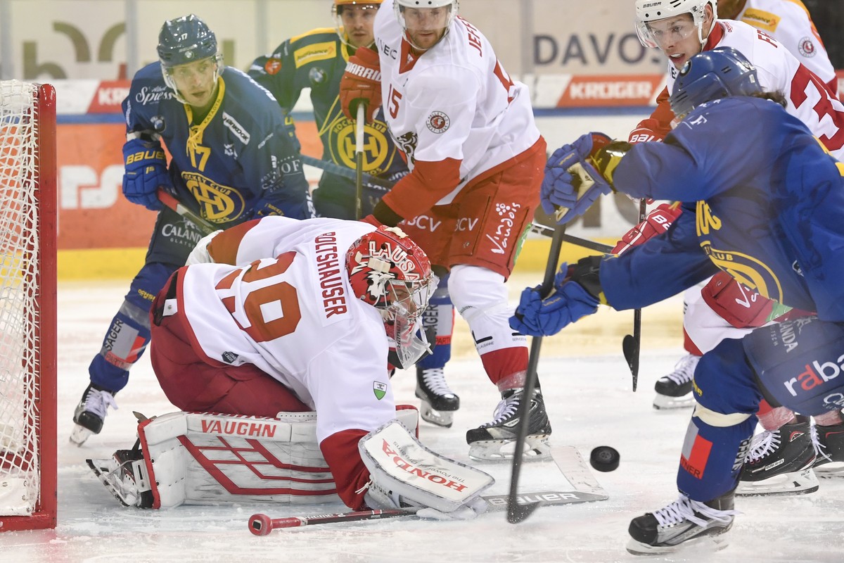 Lausannes Goalie Luca Bolthauser, links, gegen Davos' Andres Ambuehl, rechts, beim Eishockey-Qualifikationsspiel der National League A zwischen dem HC Davos und dem Lausanne HC, am Freitag, 16. N ...