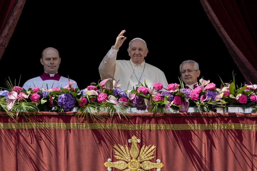 Pope Francis, center, waves to the crowd of faithful after the traditional &#039;Urbi et Orbi&#039; (To the city and to the world) blessing at the end of the Catholic Easter Sunday mass he led in St.  ...